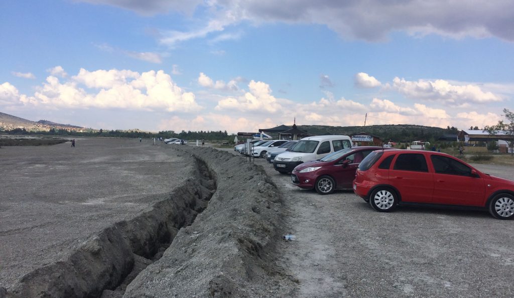 Salda Gölü Plajlarına Araç Girişine Çukurlu Önlem