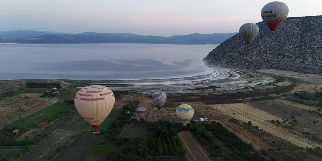 Salda Gölünde Sıcak Hava Balonları Uçuşları Başladı